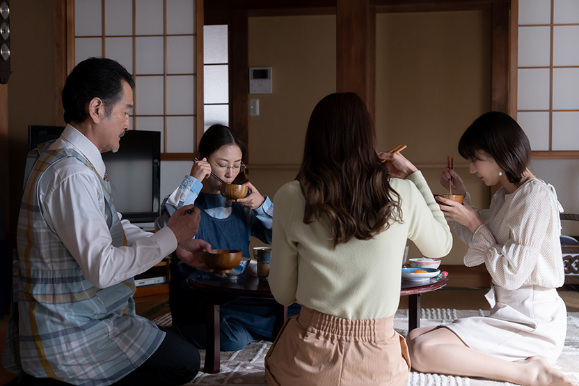 食卓を囲む伊藤家の画像