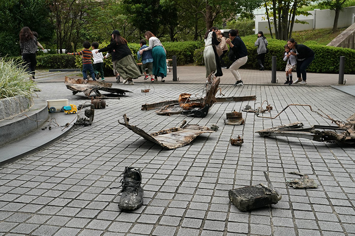 空から物体が落下する事件の画像