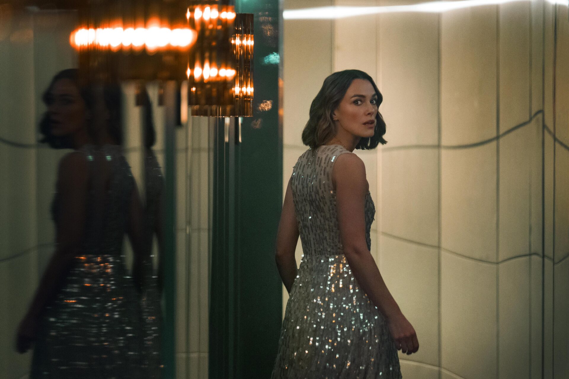 一人で事件を追うローラ