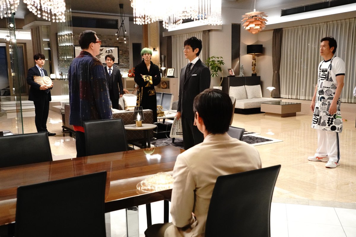 舞台風演出でスオミの話をする元夫たち