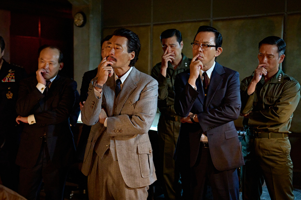 間抜けで利己的な役人たち