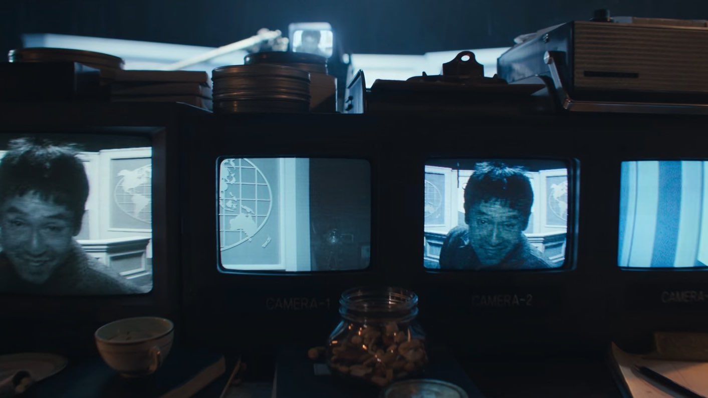 スタジオのカメラに映るアムゲ