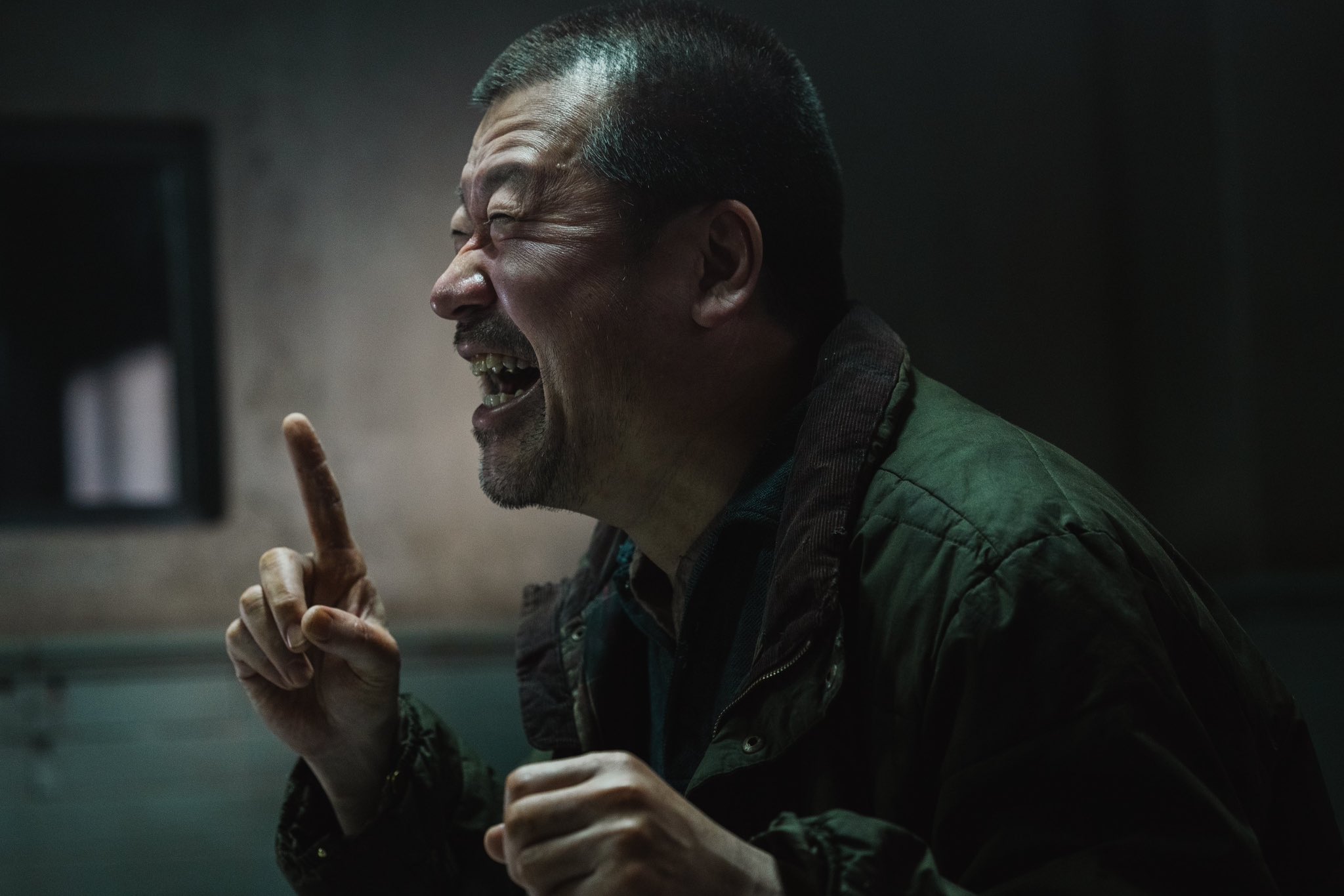 爆弾のありかを示すヒントを話すスズキタゴサク