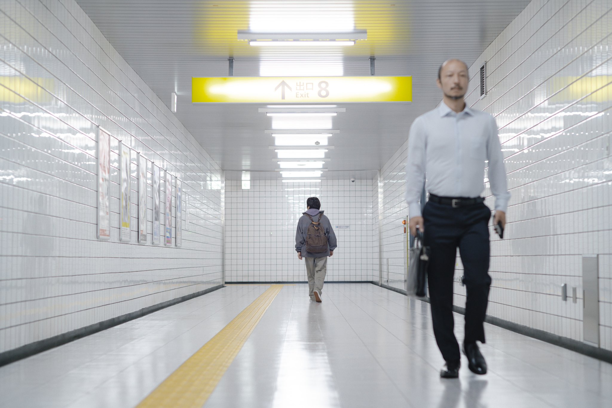 ループする地下通路を進む「迷う男」