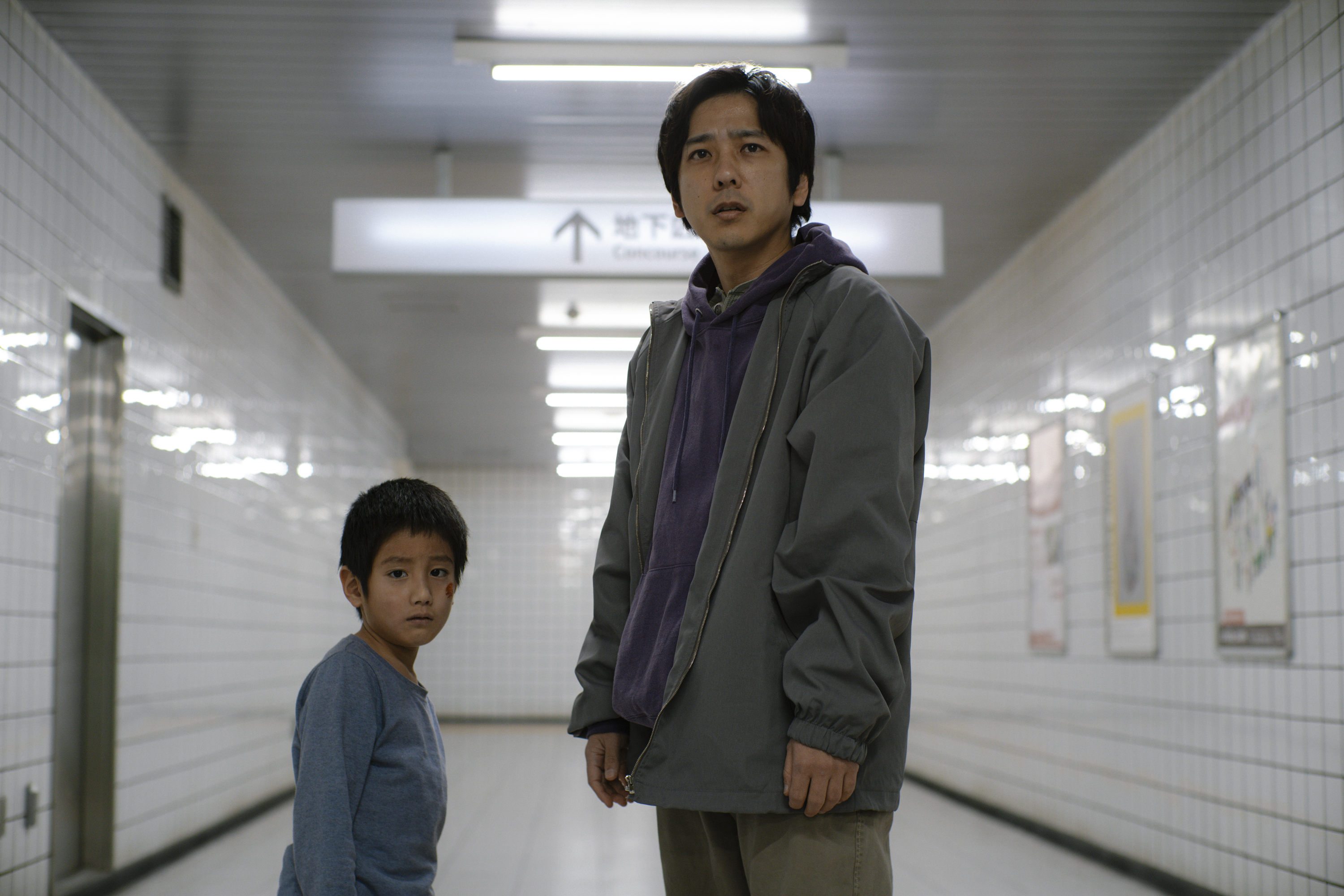ループする地下通路を進む「迷う男」と「少年」